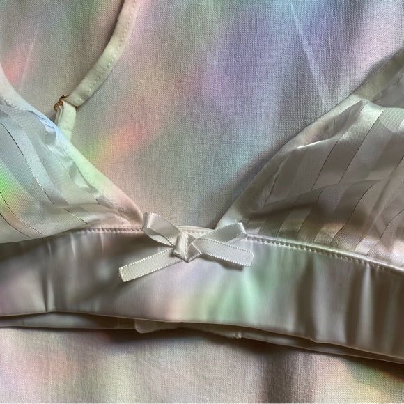 ZahLII Sleep. White triangle bralette. Size Small - Picture 2 of 6